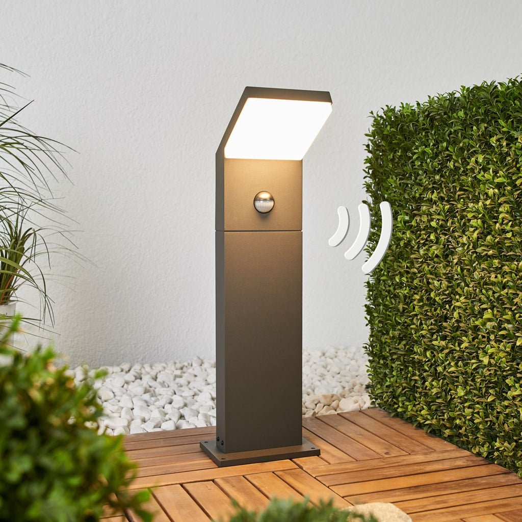 LED sti-lampe Yolena med bevegelsessensor forfra