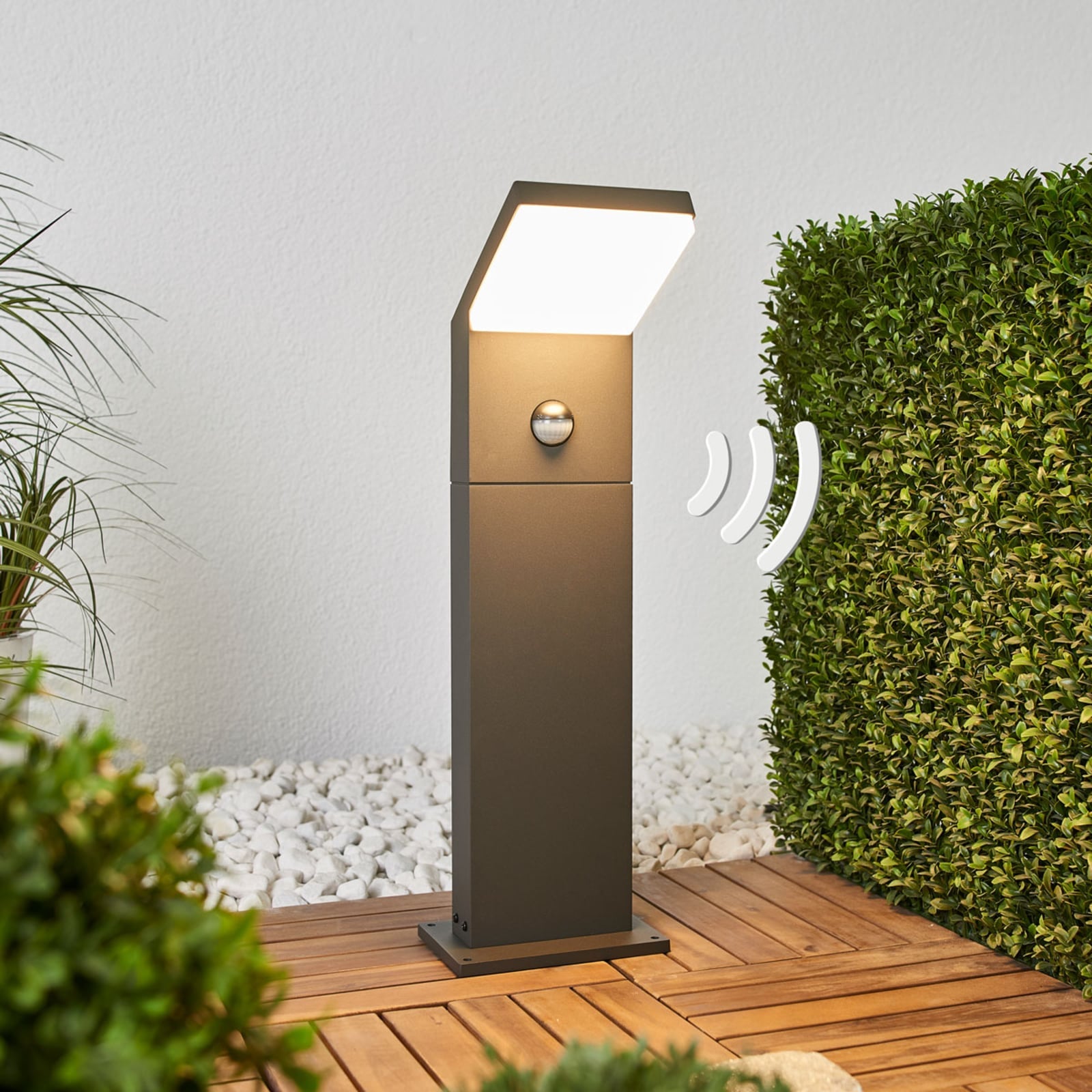 LED sti-lampe Yolena med bevegelsessensor forfra