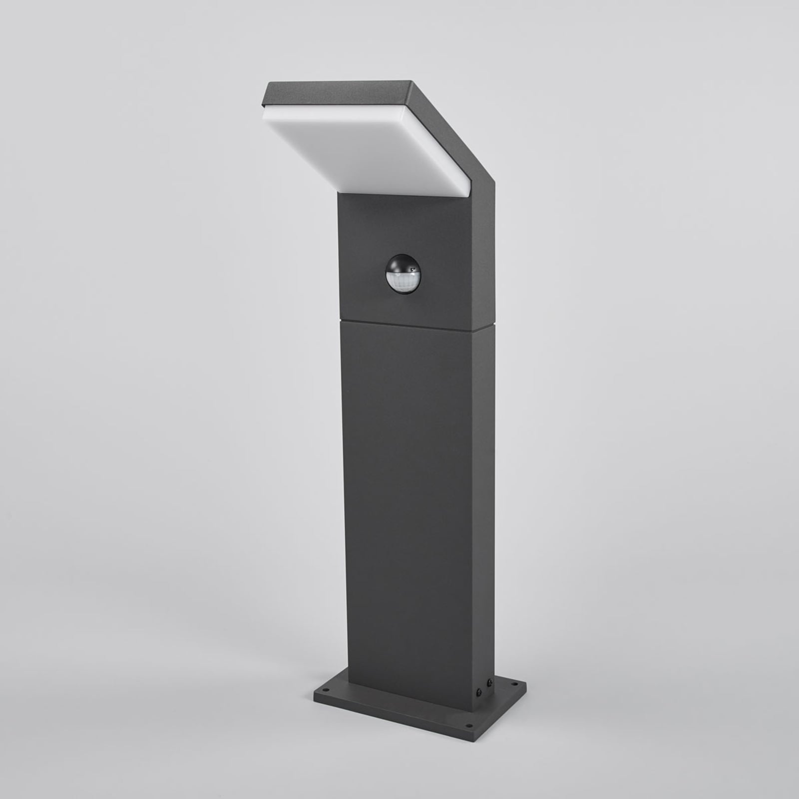 LED sti-lampe Yolena med bevegelsessensor montert i hage