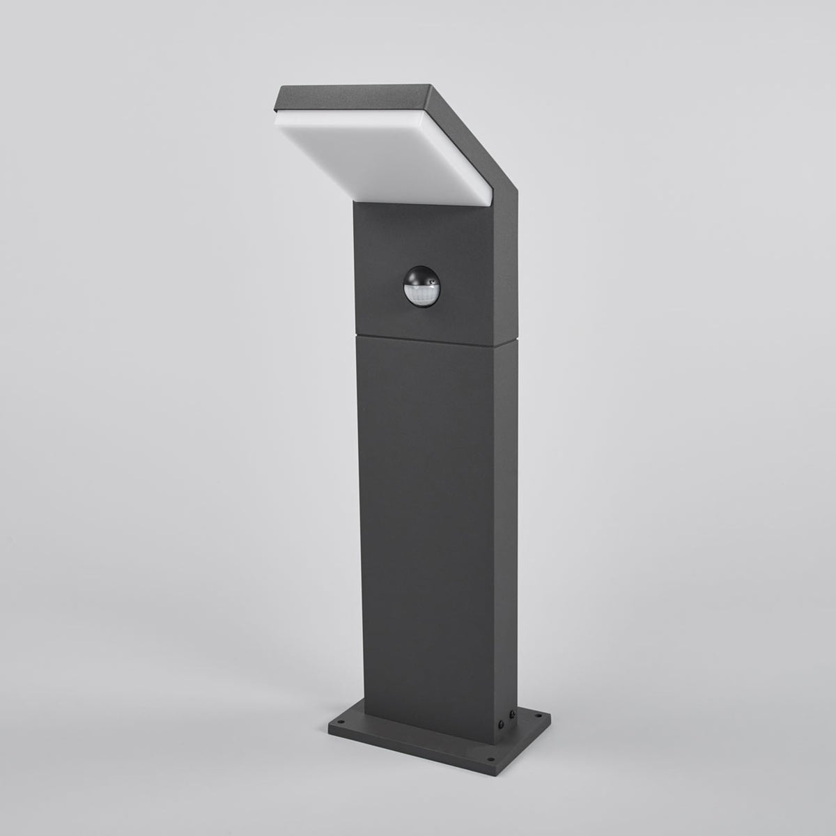 LED sti-lampe Yolena med bevegelsessensor montert i hage