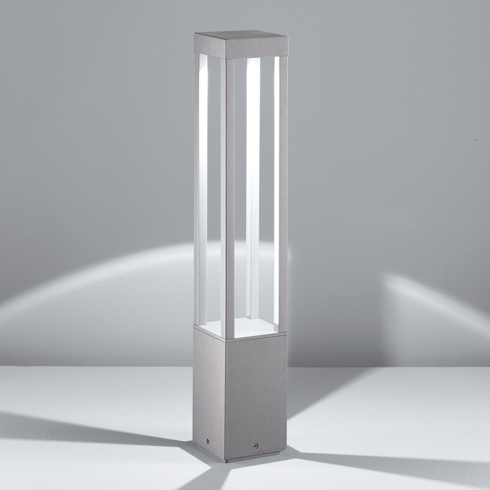 LED sti-lampe York grå aluminium 65 cm fra forfra
