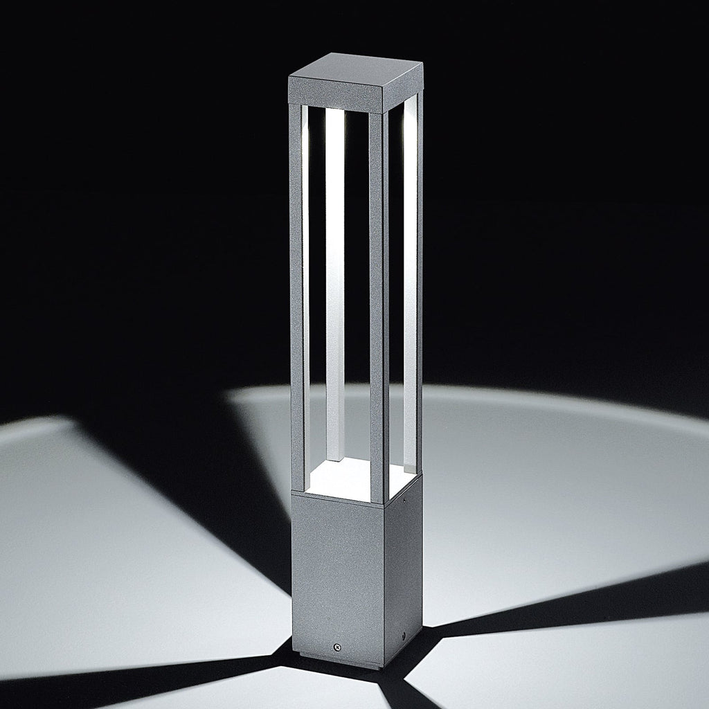 Detalj av LED sti-lampe York grå aluminium 65 cm med lys