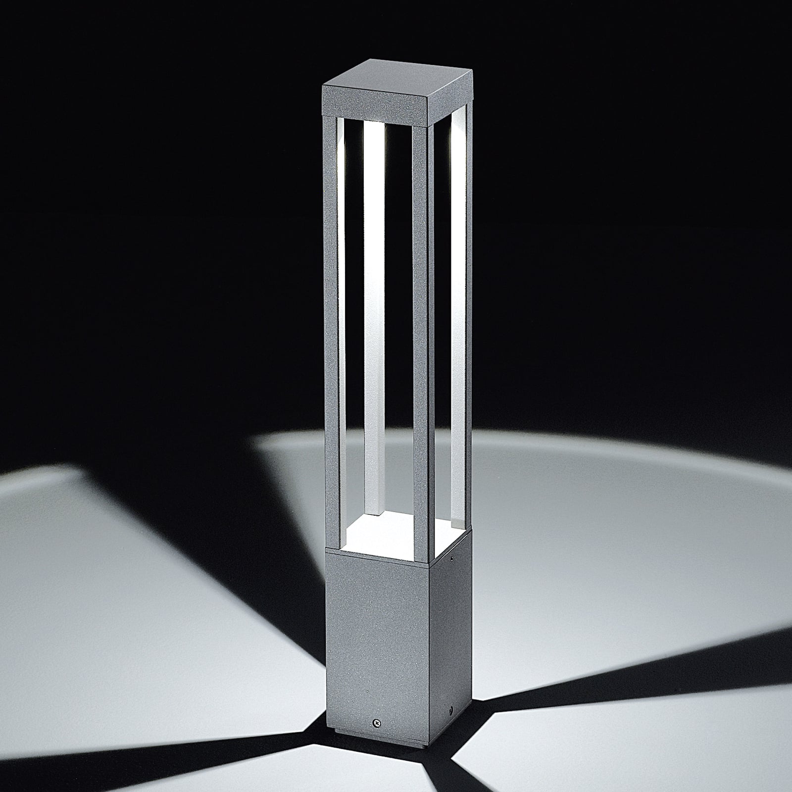 Detalj av LED sti-lampe York grå aluminium 65 cm med lys