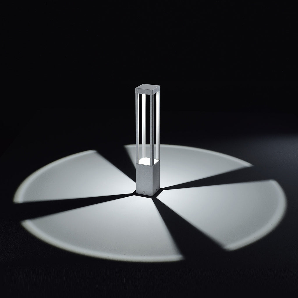 LED sti-lampe York grå aluminium 65 cm montert i hage