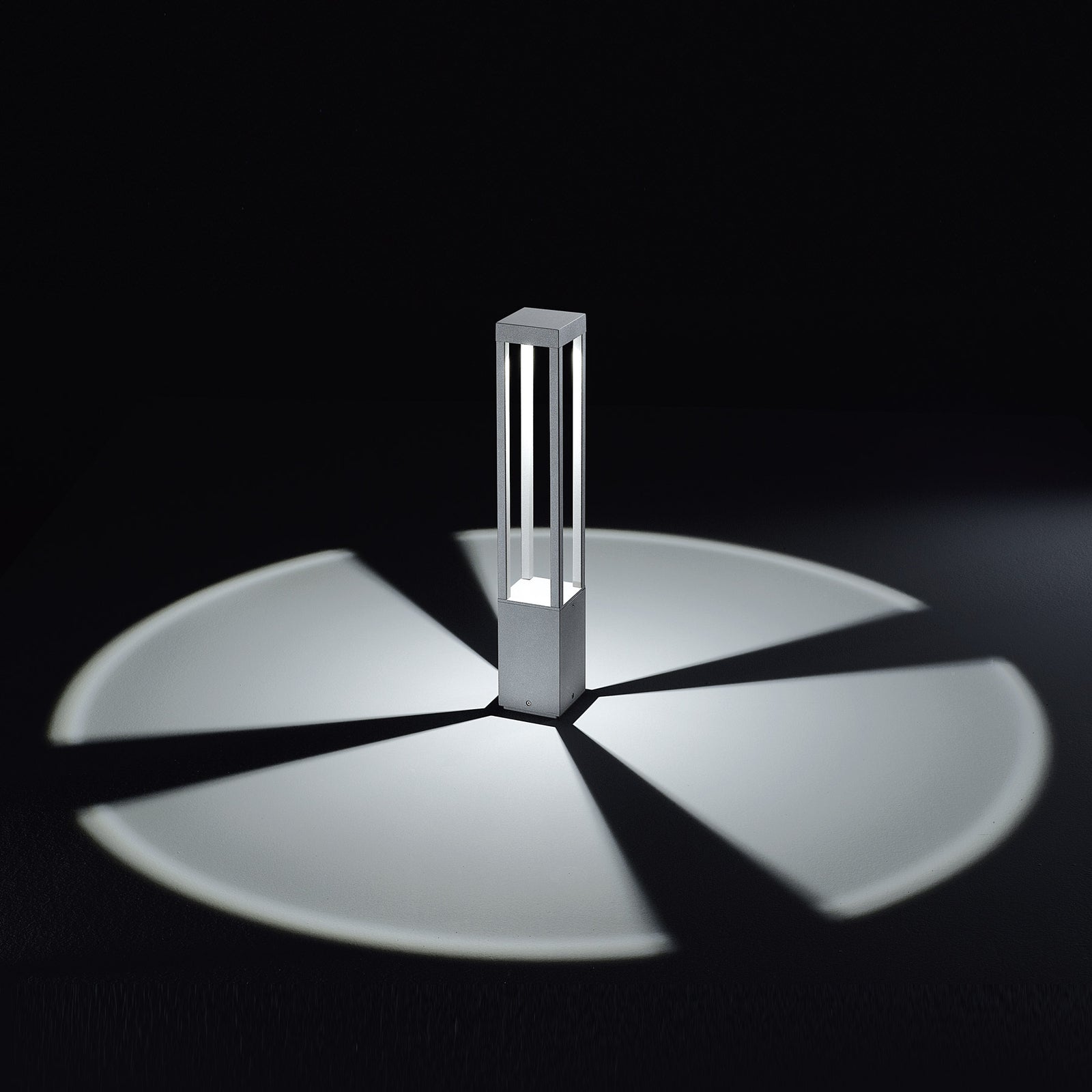 LED sti-lampe York grå aluminium 65 cm montert i hage