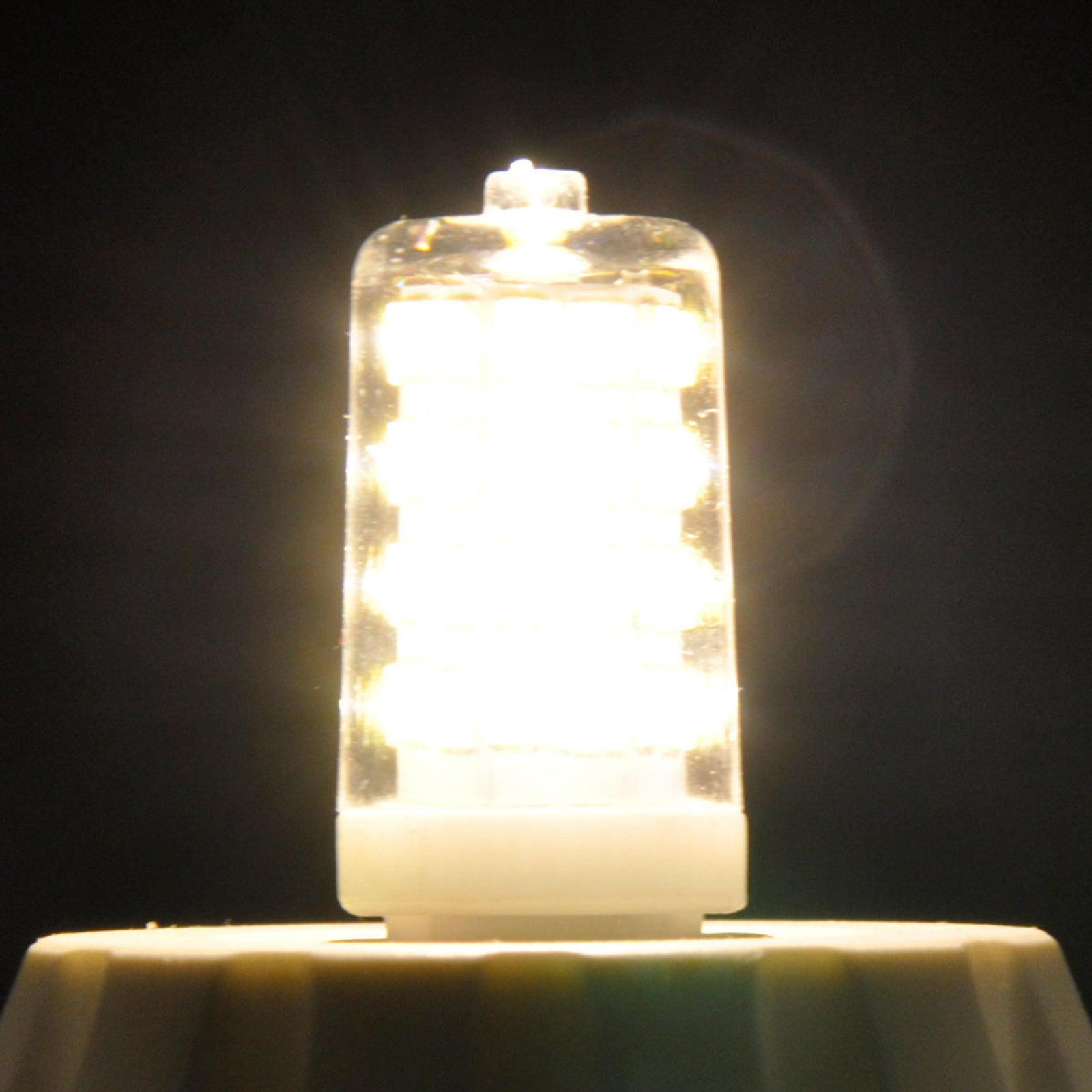 LED stiftpære G9 3W klar 3000K 10-pakning Lindby montert i lampe