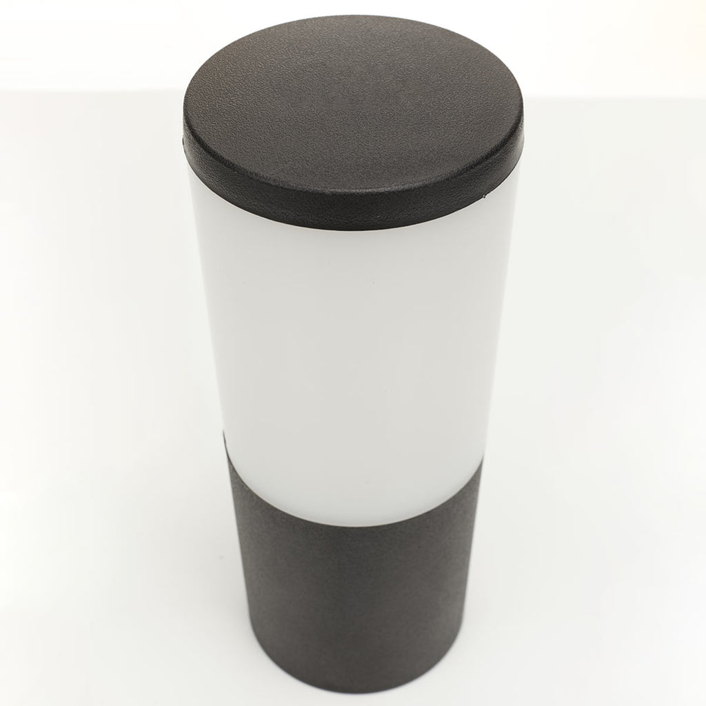 LED stolpelampe Amelia CCT svart 25 cm E27 IP55 montert i hage