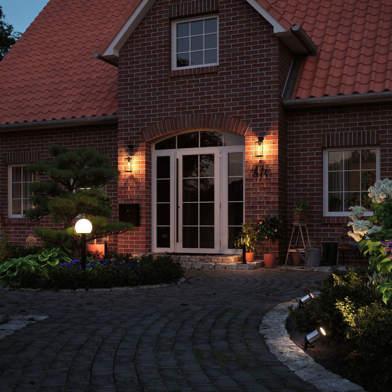 LED stolpelampe Classic Lantern antrasitt montert i uteområde