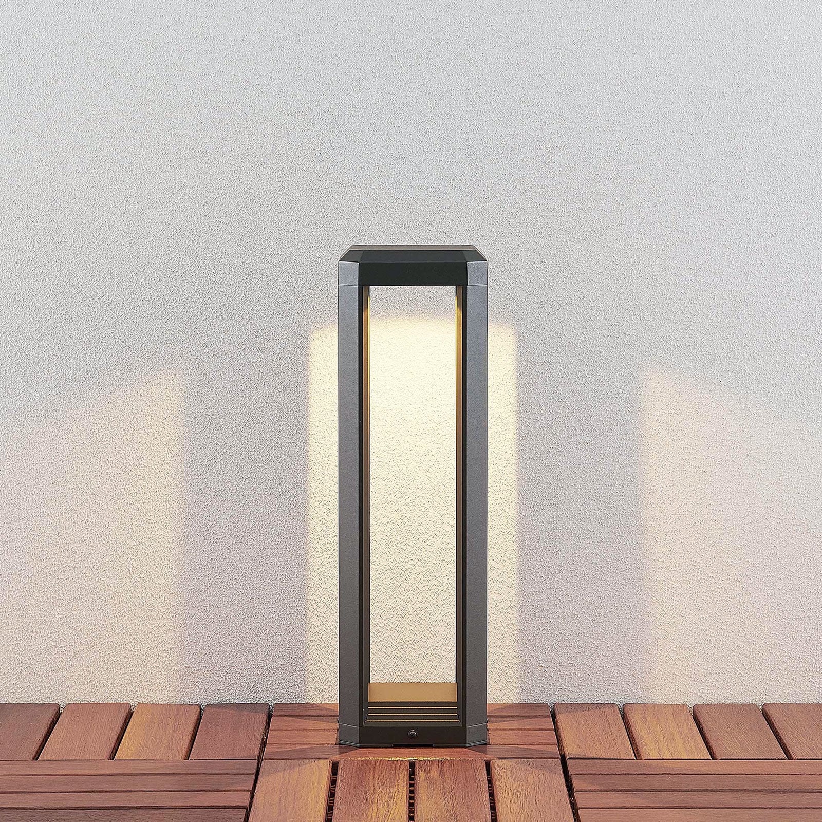 Nærbilde av LED stolpelampe Fery antrasitt aluminium 50 cm IP65