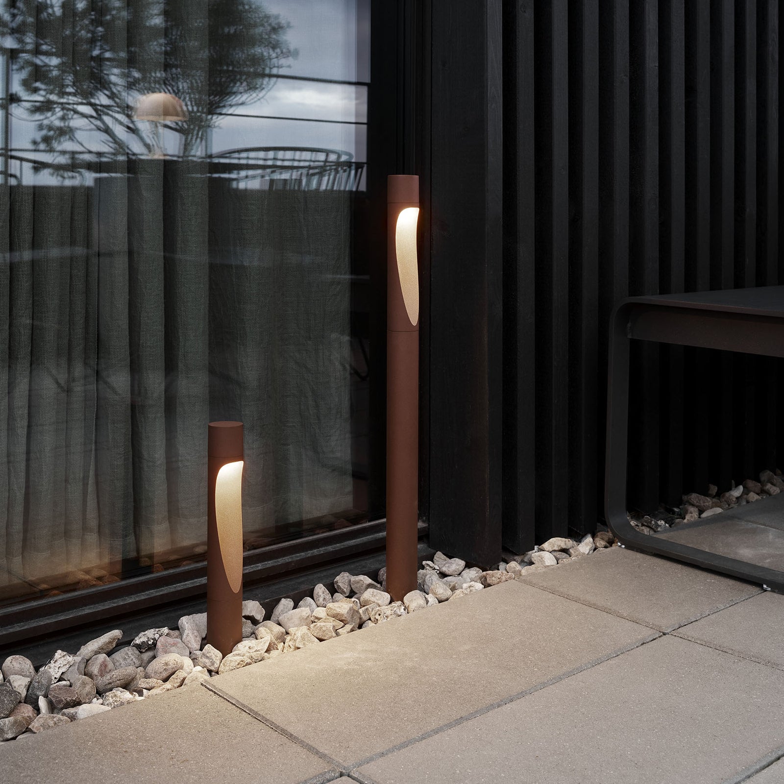 LED stolpelampe Flindt Garden rustfarget bakside og kabel