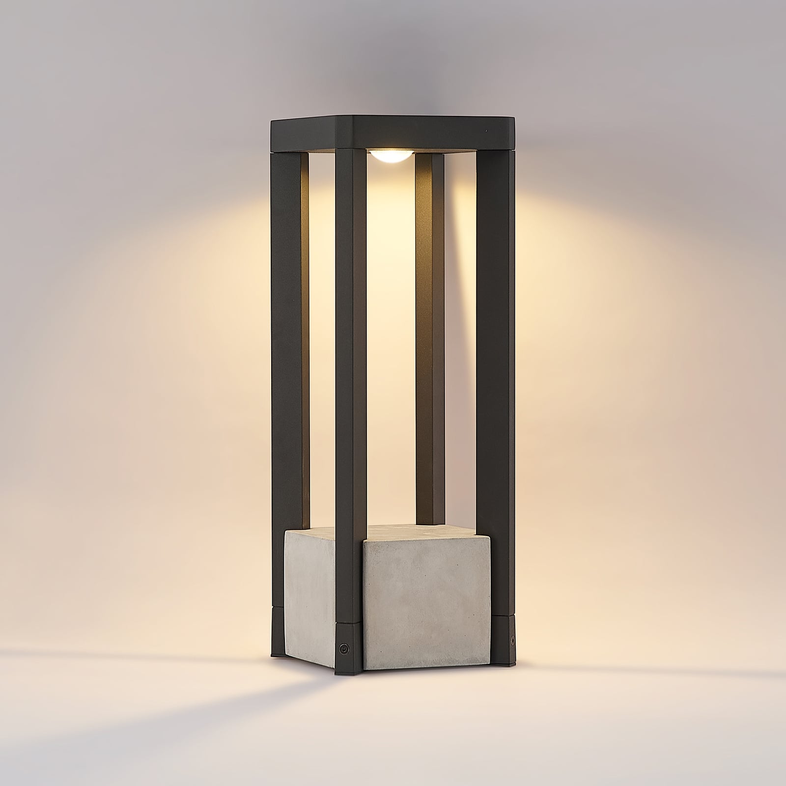 LED stolpelampe Kalisa mørkegrå aluminium montert ute