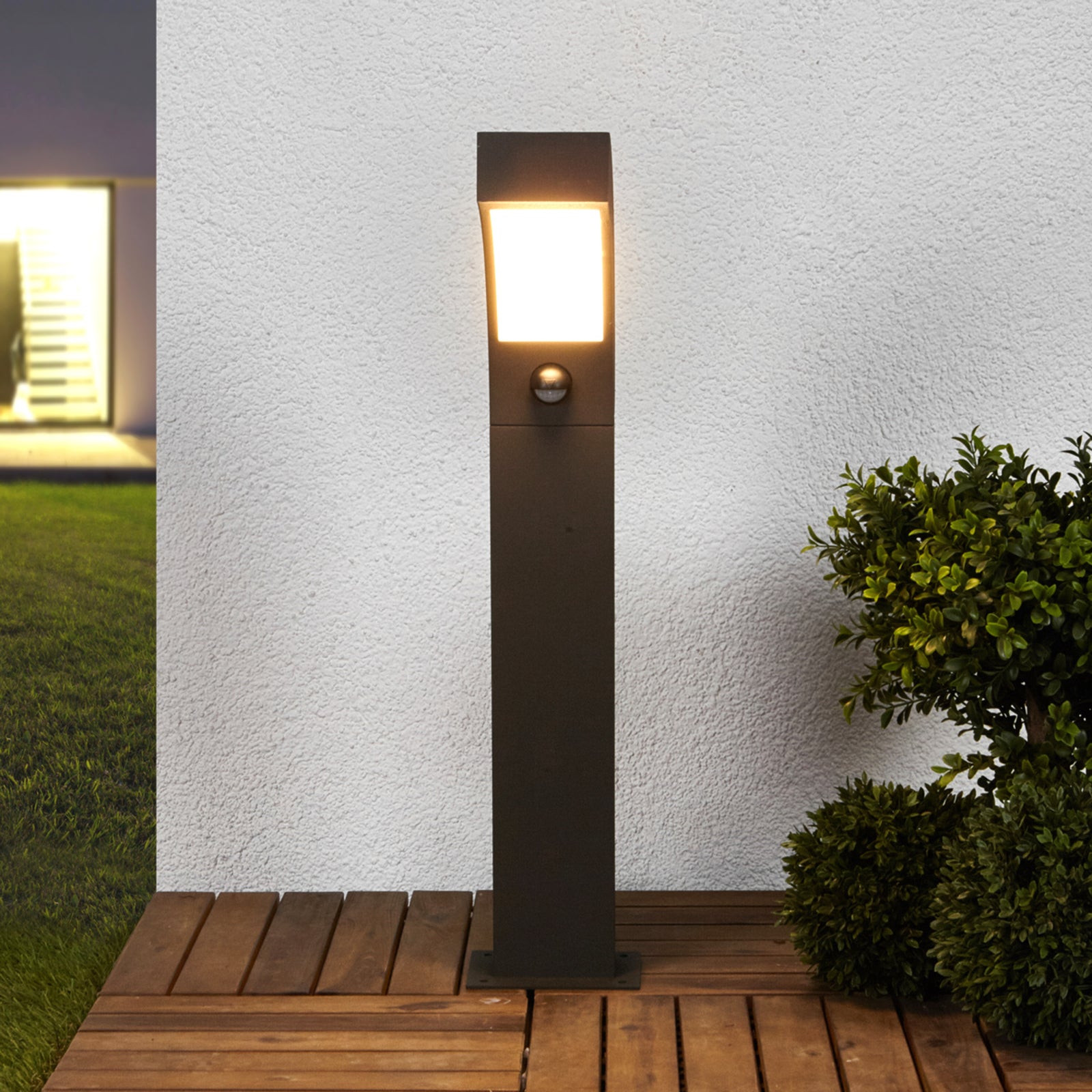 LED stolpelampe Lennik med bevegelsessensor montert