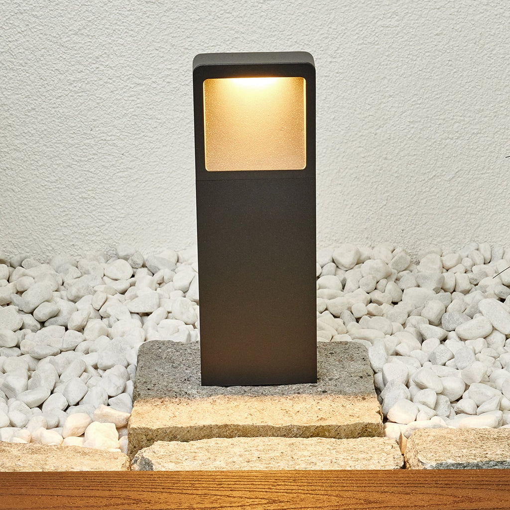 LED stolpelampe Leya antrasitt aluminium montert i hage