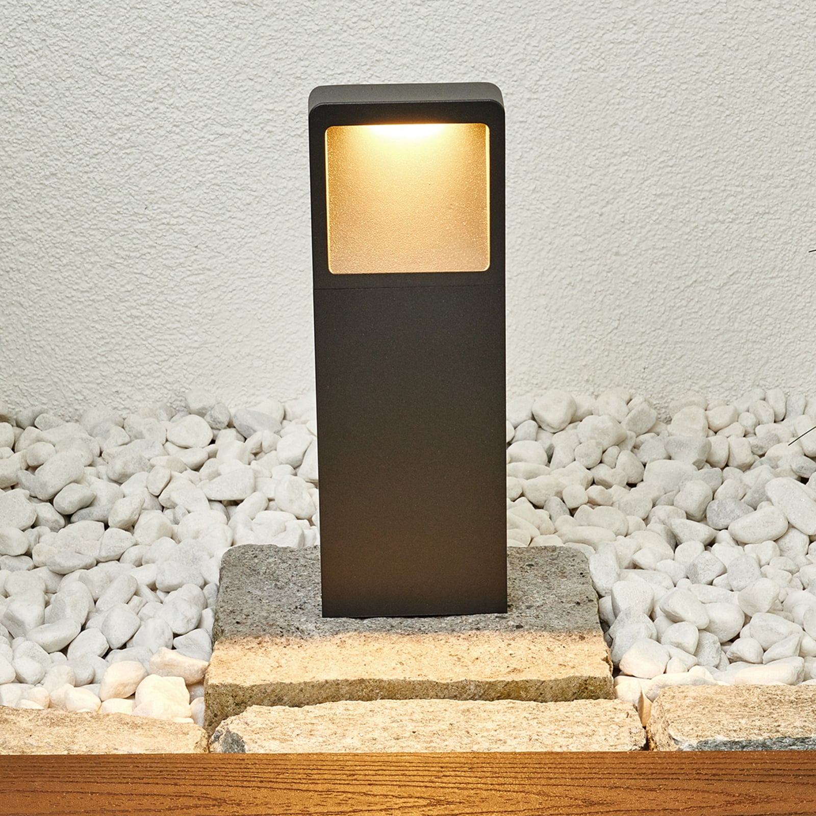 LED stolpelampe Leya antrasitt aluminium montert i hage