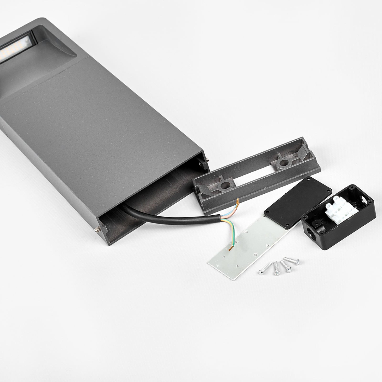 LED stolpelampe Leya antrasitt aluminium montert ved inngangsparti