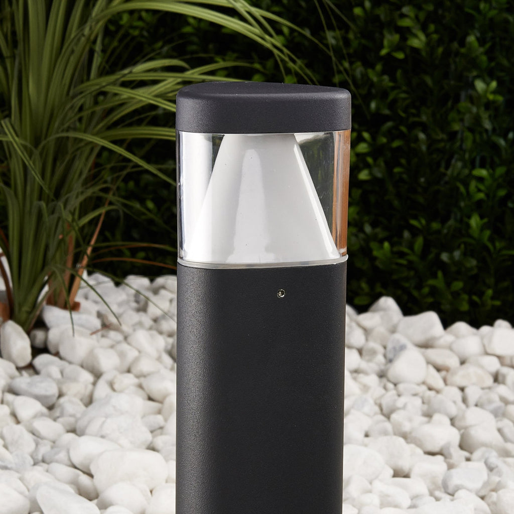 LED stolpelampe Milou trekantet antrasitt 30 cm IP54 montert i hage