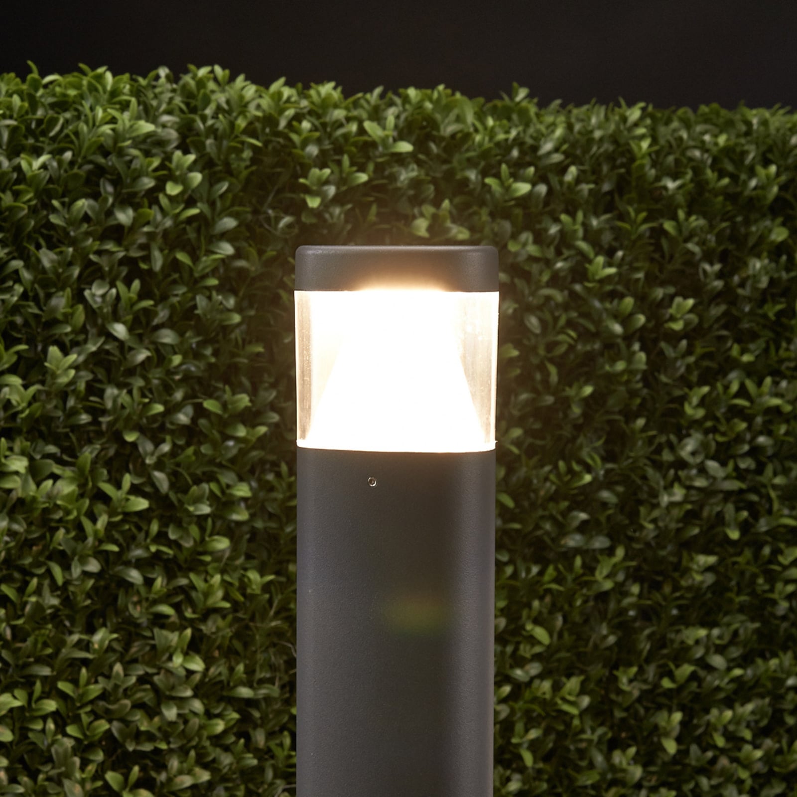 LED stolpelampe Milou trekantet antrasitt 50 cm montert i hage