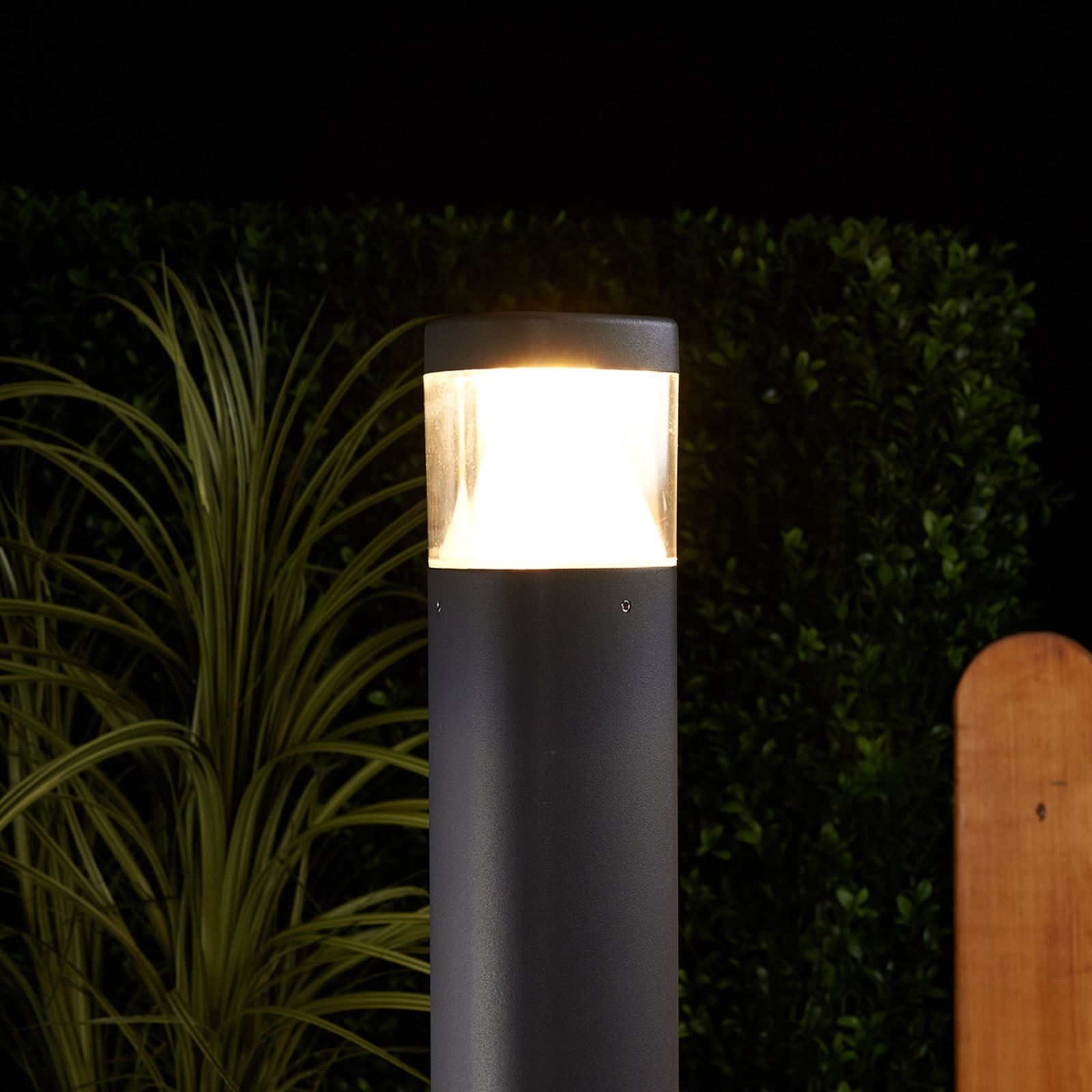 LED stolpelampe Milou trekantet antrasitt 50 cm sett fra siden