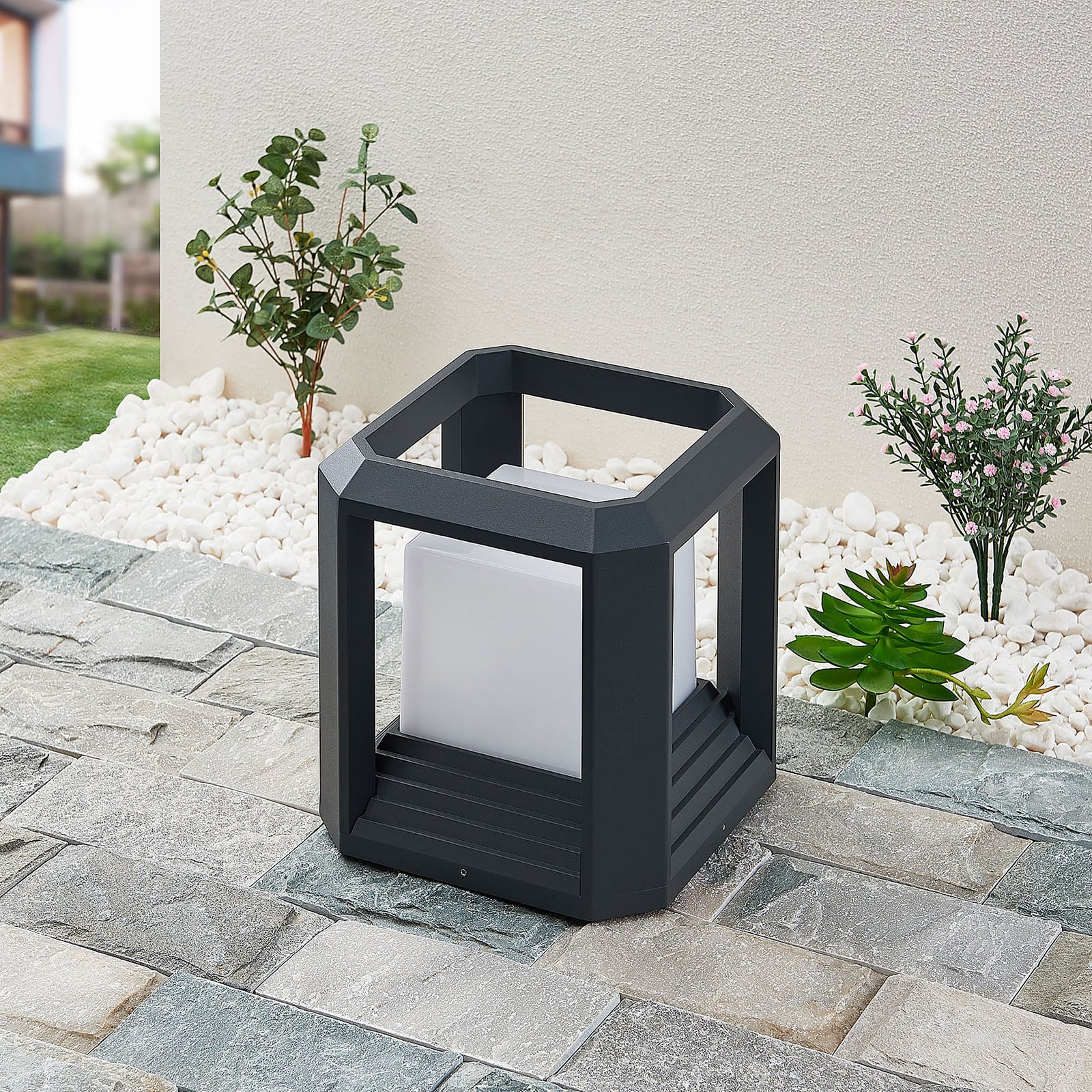 Bakside av LED stolpelampe Serenella antrasitt aluminium