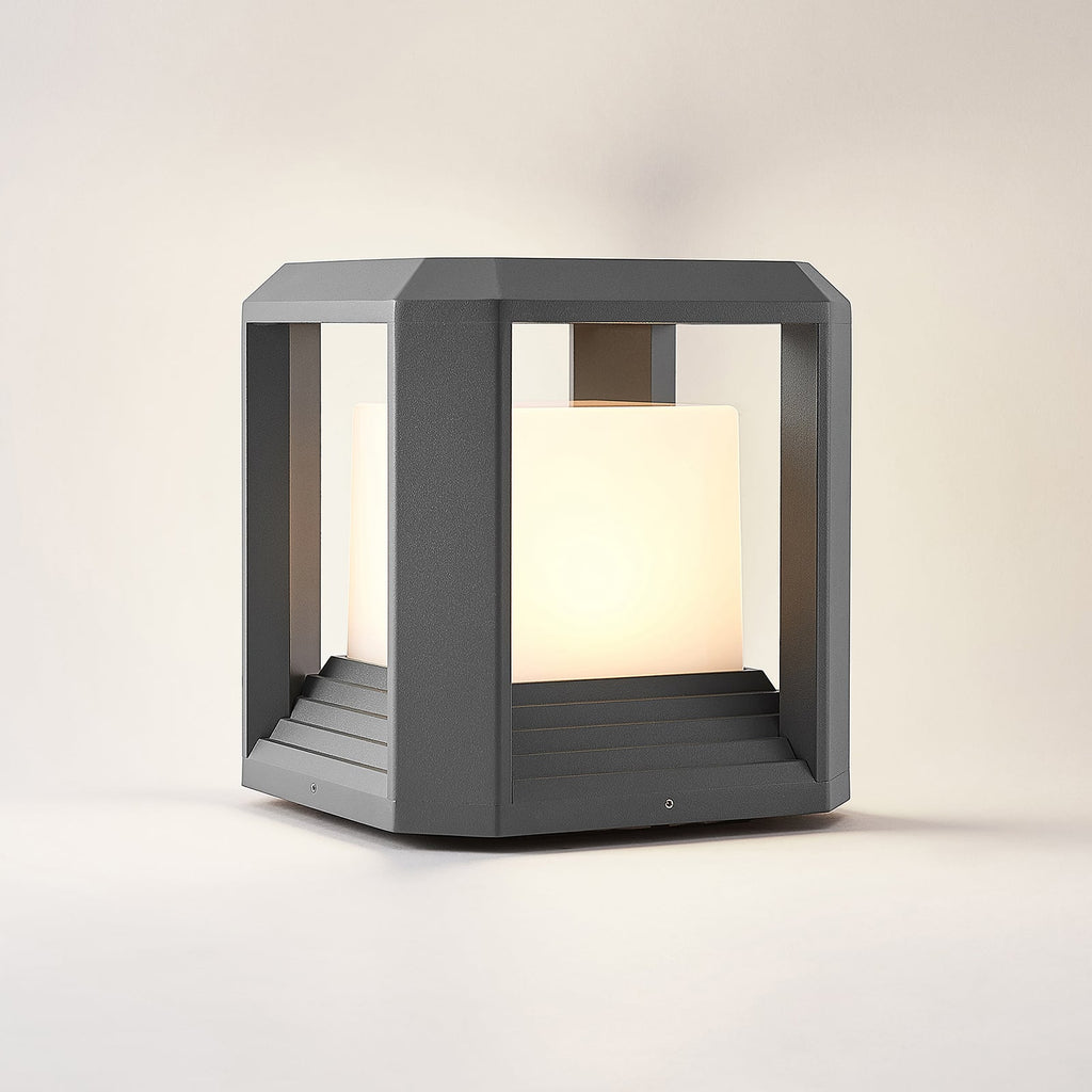 Detalj av LED stolpelampe Serenella antrasitt aluminium