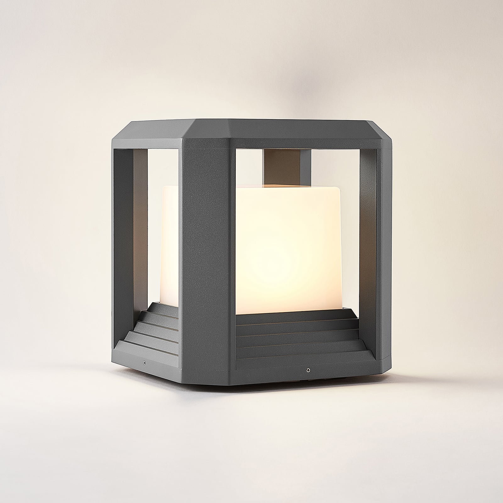 Detalj av LED stolpelampe Serenella antrasitt aluminium