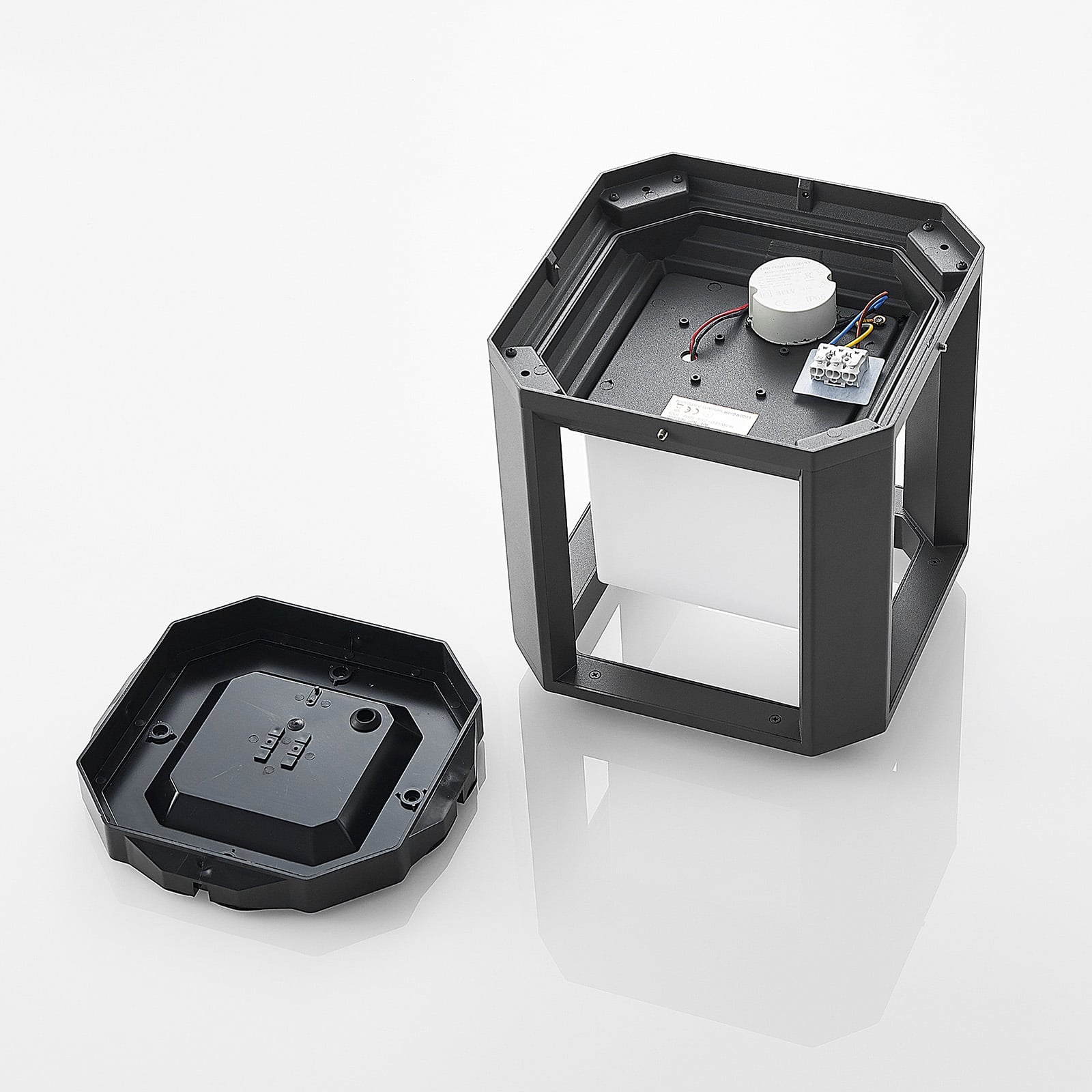 LED stolpelampe Serenella i hage
