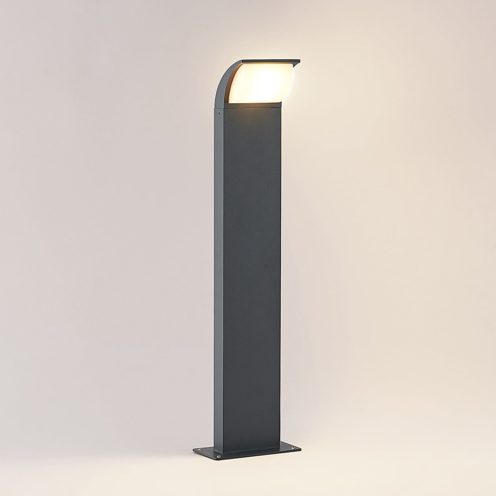 LED stolpelampe Tinna antrasitt 60 cm IP65 montert i hage