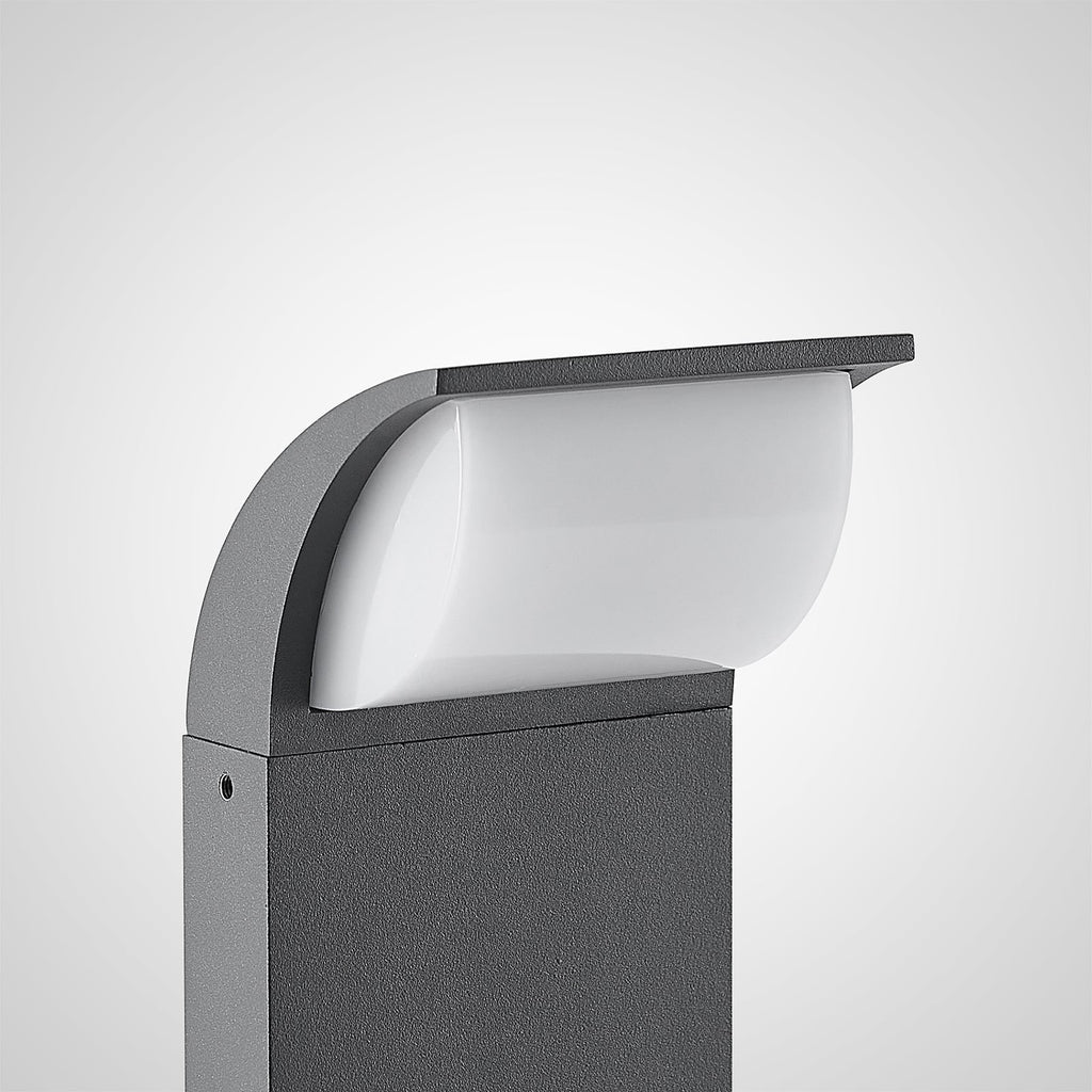 LED stolpelampe Tinna antrasitt 60 cm IP65 visning med terrassemøbler