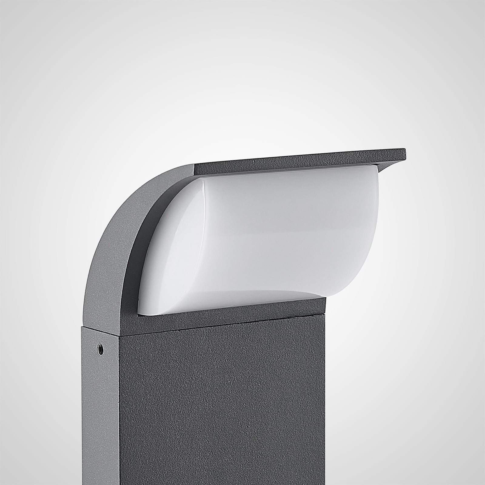 LED stolpelampe Tinna antrasitt 60 cm IP65 visning med terrassemøbler