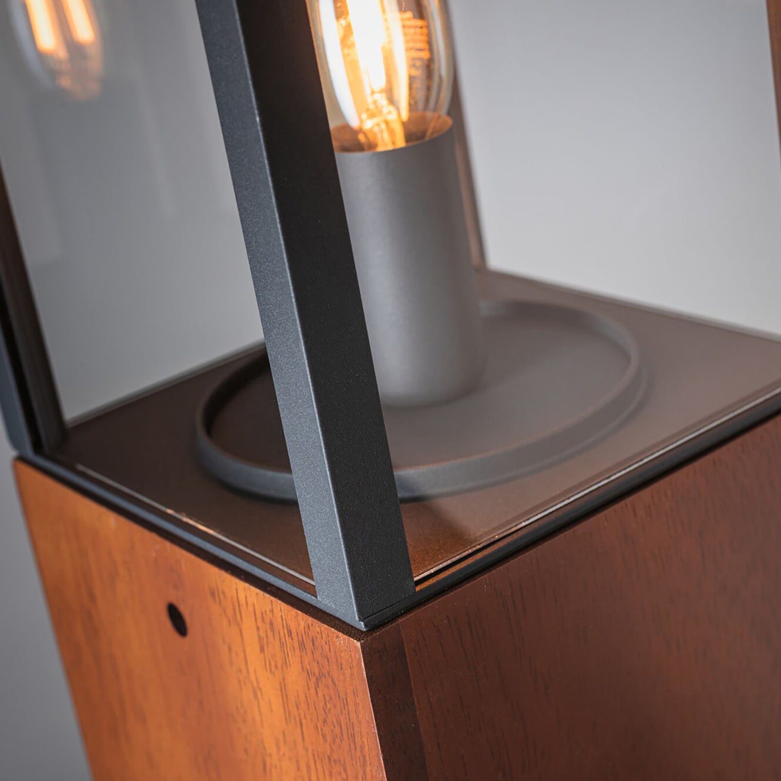 LED stolpelampe Venea lanterne detalj av tre og metall