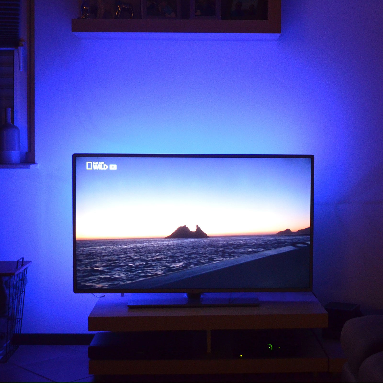 Detalj av LED-stripe RGB TV-bakbelysning USB dimbar med fjernkontroll - Briloner