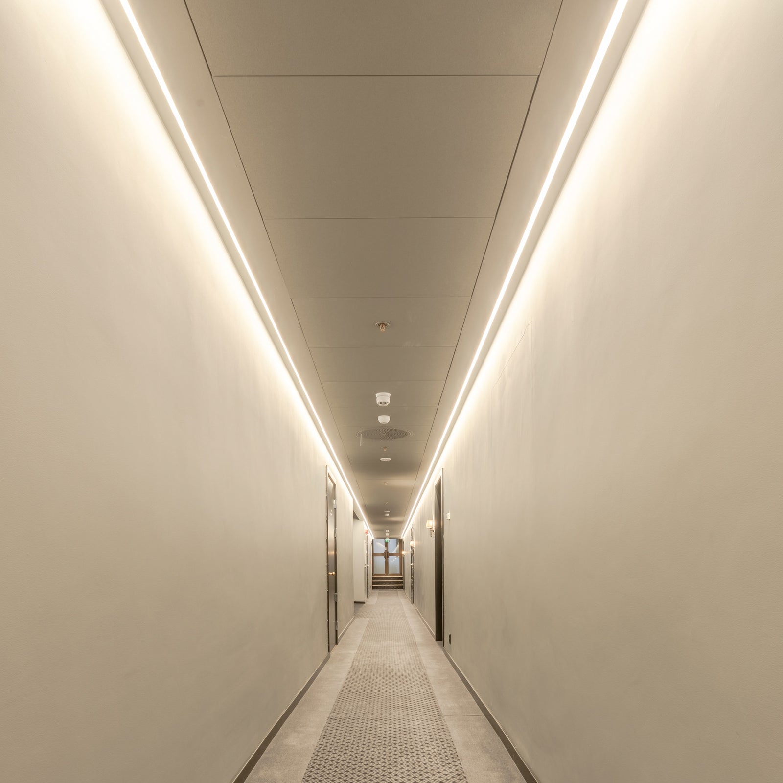 LED-stripe Ultra Long 30m dimbar IP67 240W 4000K - The Light Group bakside