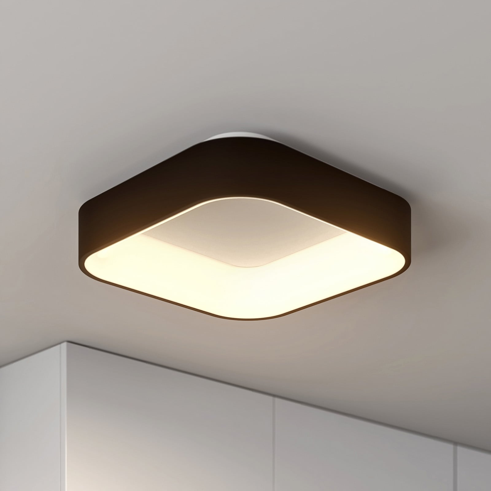 LED taklampe Aleksi svart CCT dimbar forfra