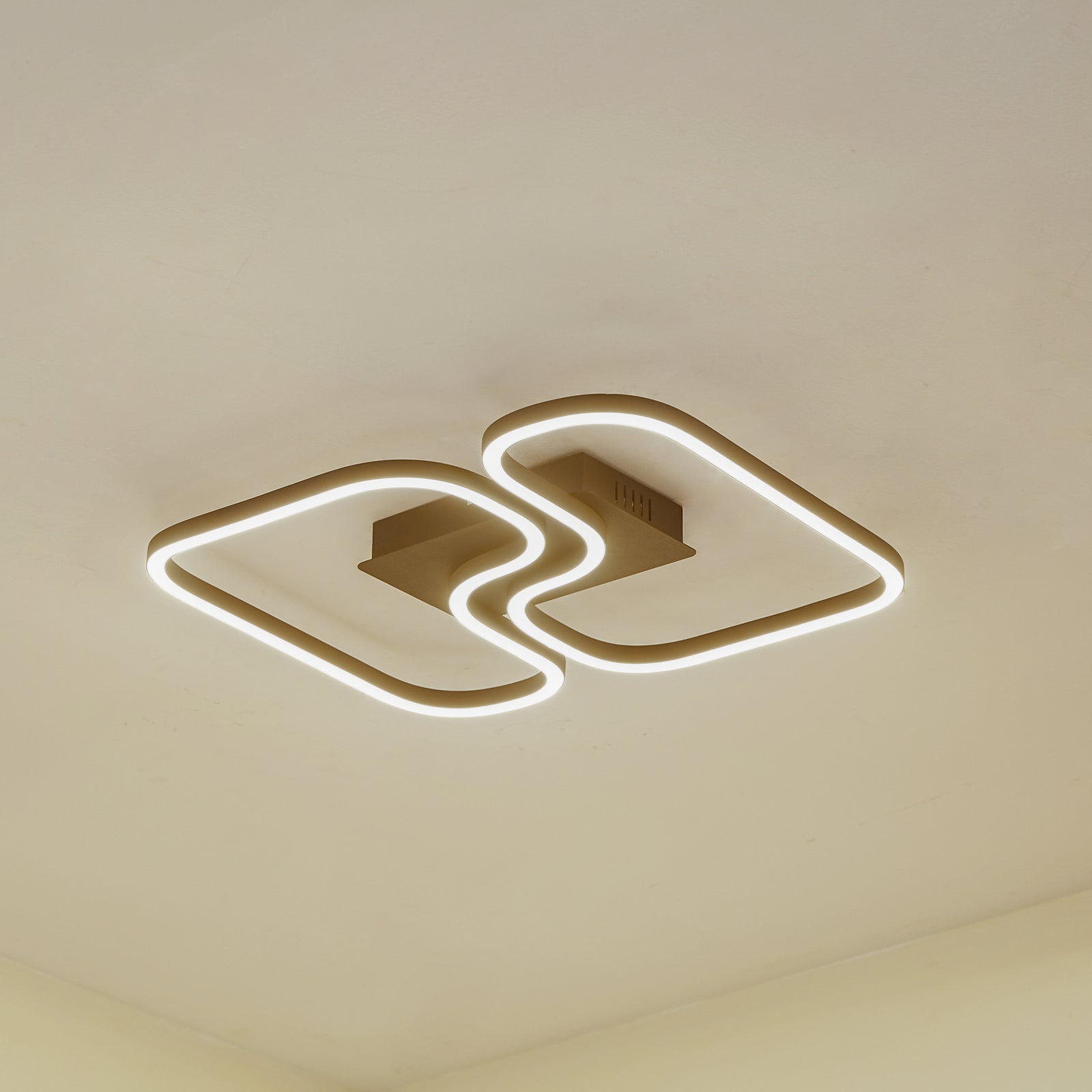 LED taklampe Amiya svart aluminium forfra