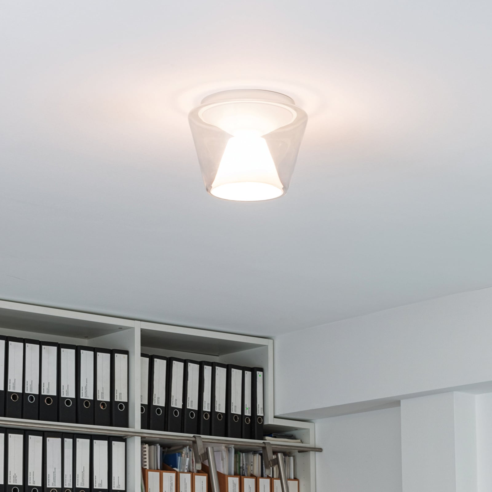 Detalj av krystallglasset på LED taklampe Annex L konisk