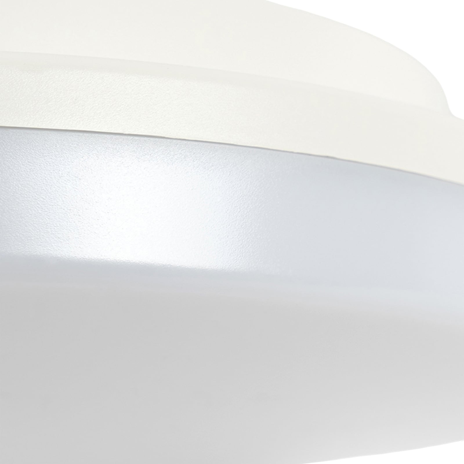 Nærbilde av bevegelsessensor på LED-taklampe Artin hvit