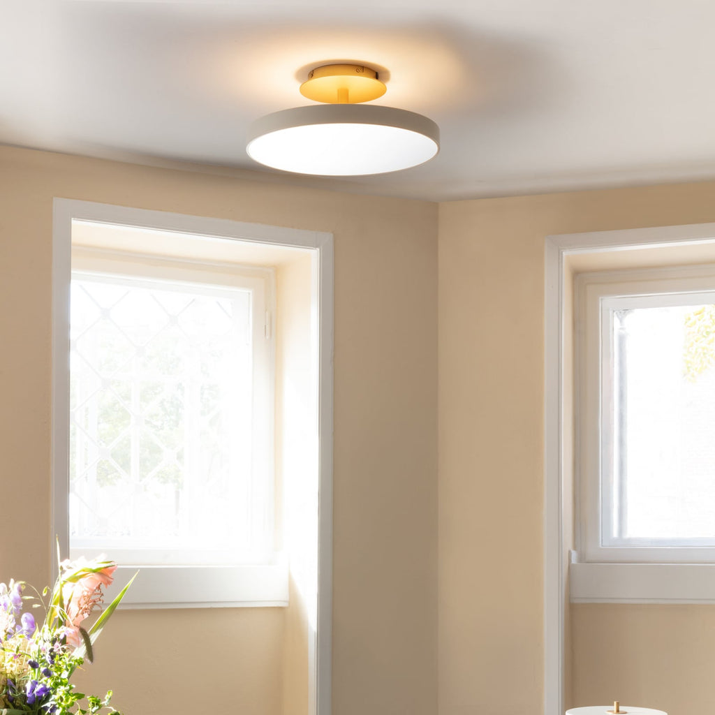 LED taklampe Asteria UP PLUS perlehvit dimbar montert i rom