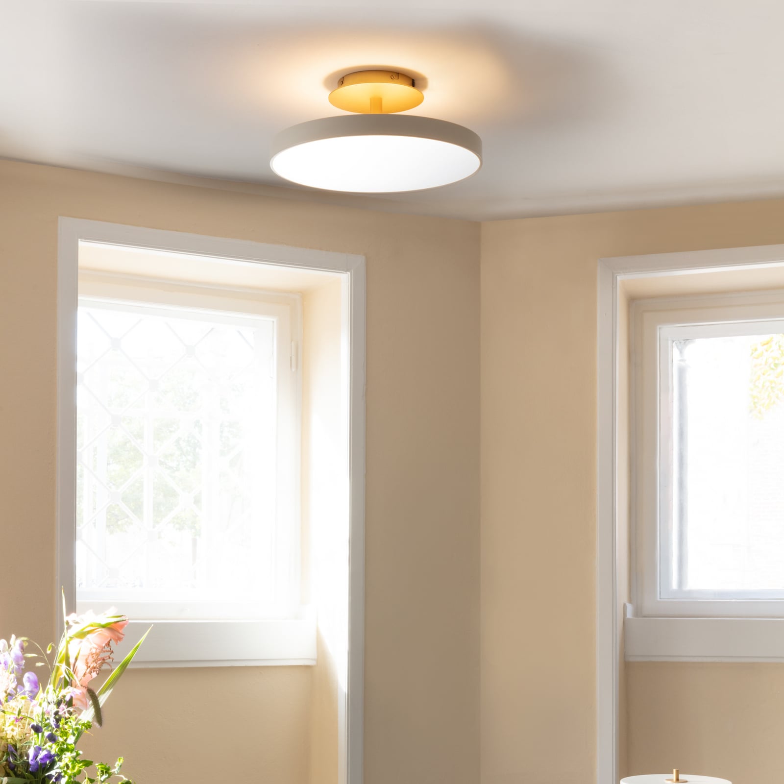 LED taklampe Asteria UP PLUS perlehvit dimbar montert i rom