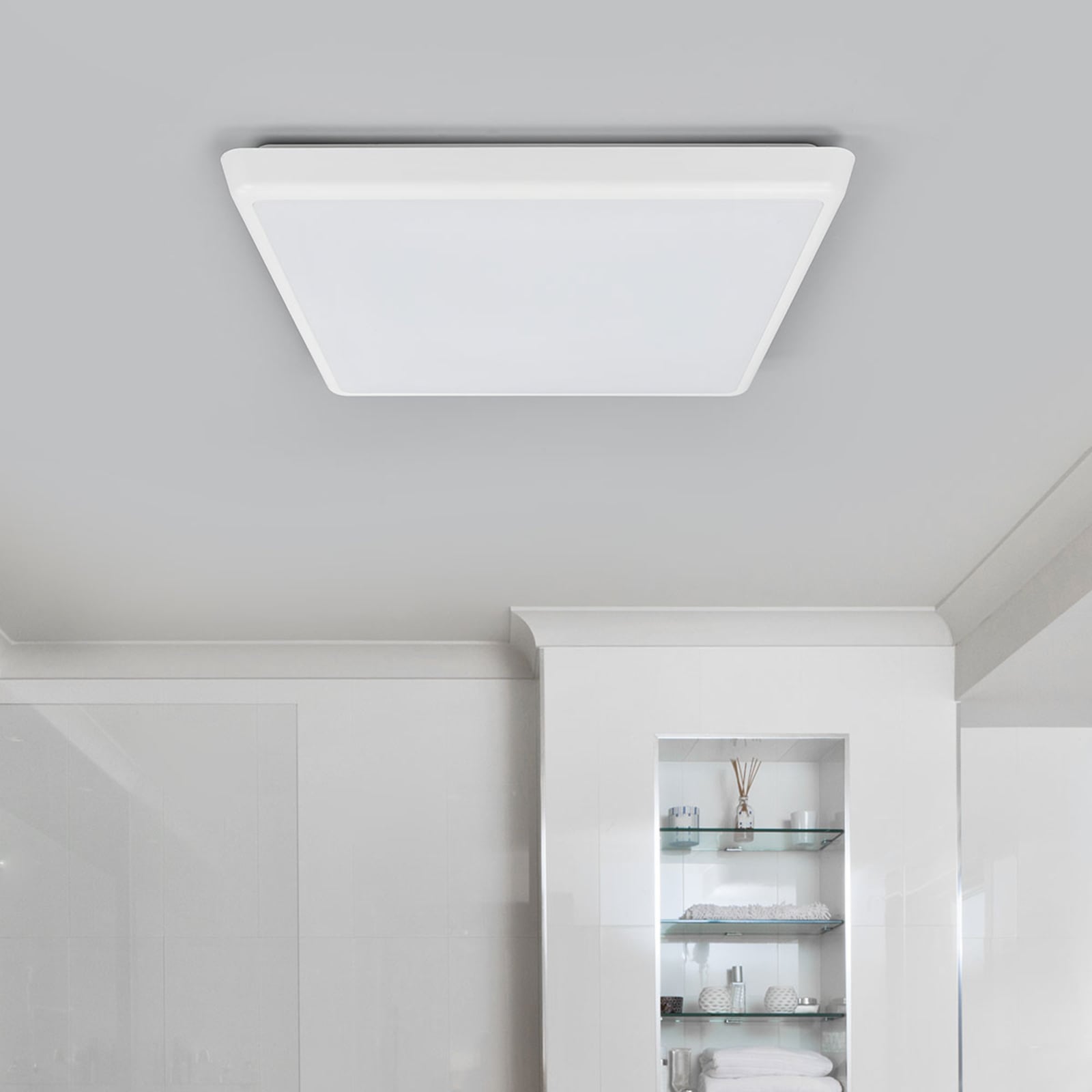 Montert LED taklampe Augustin 40x40 cm hvit IP54 i rom