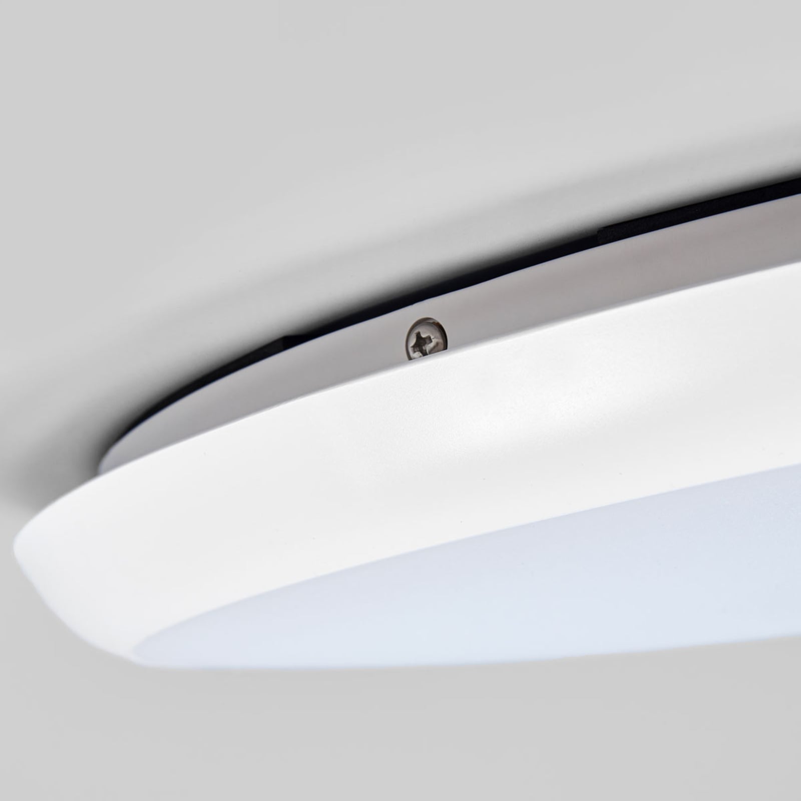 LED taklampe Augustin hvit plast Ø40 cm 4000K IP54 vinkelbilde