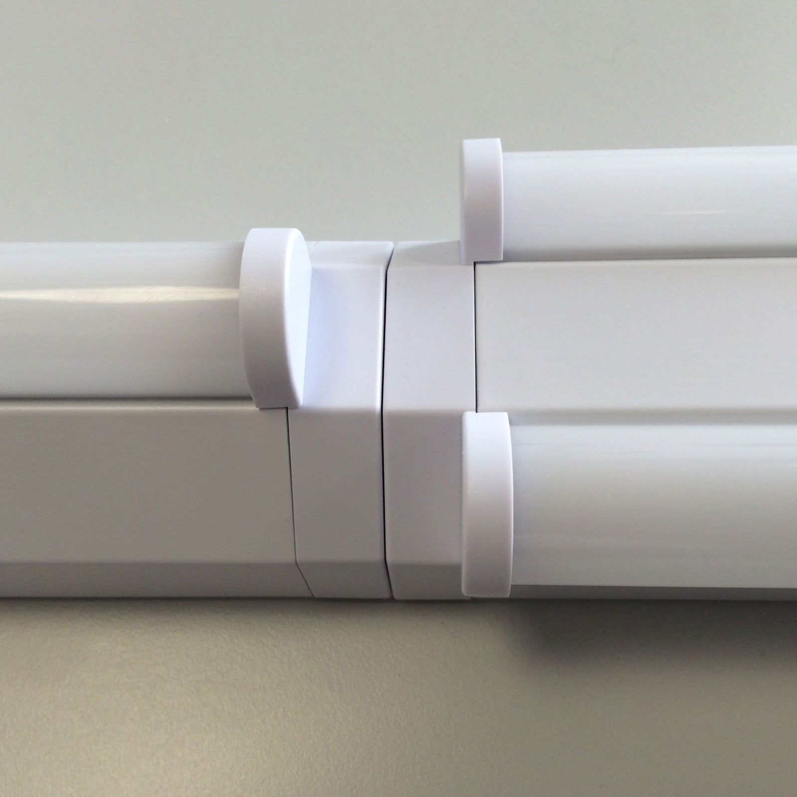 LED taklampe Basic 1 plast hvit 150 cm detalj