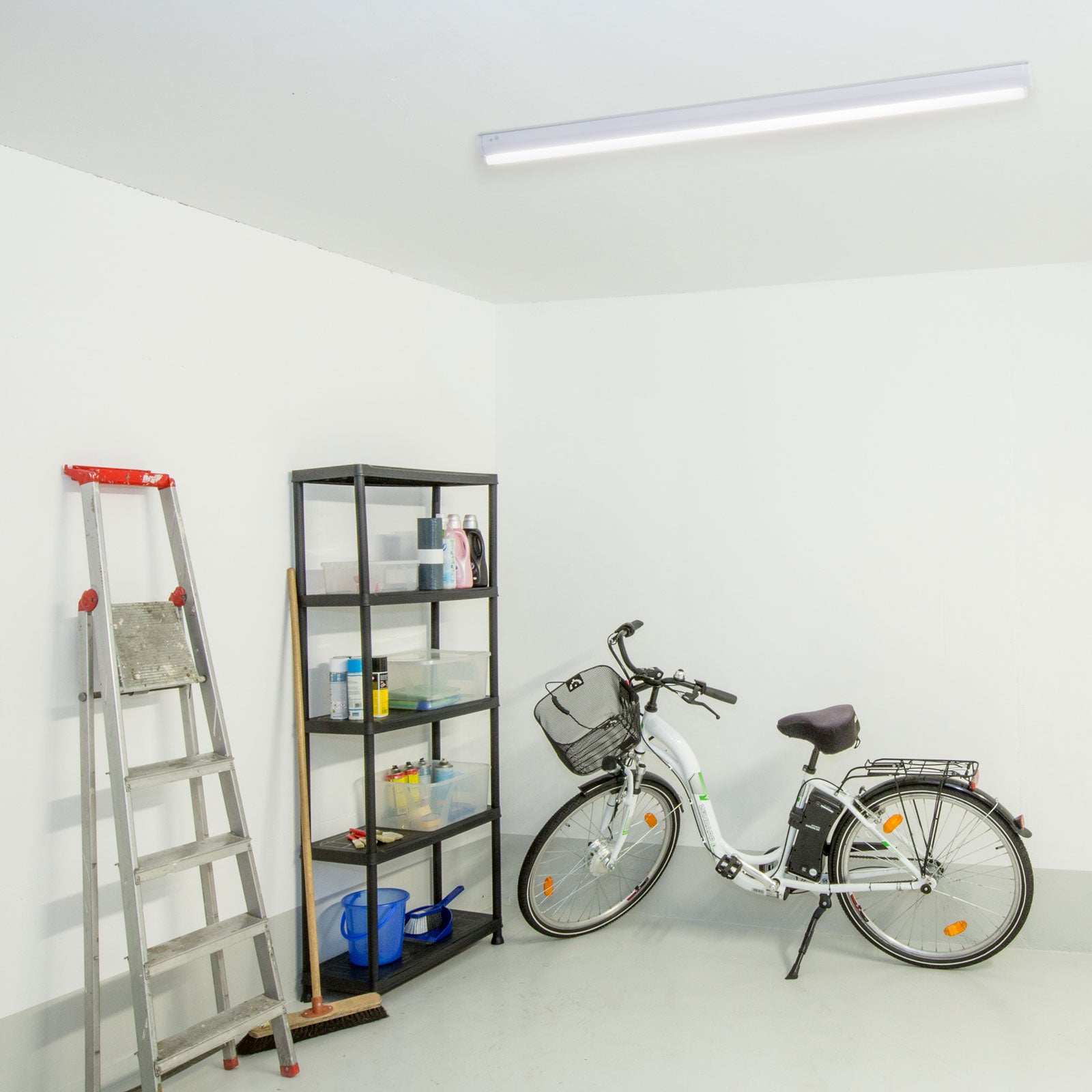 LED taklampe Basic 1 plast hvit 150 cm nærbilde