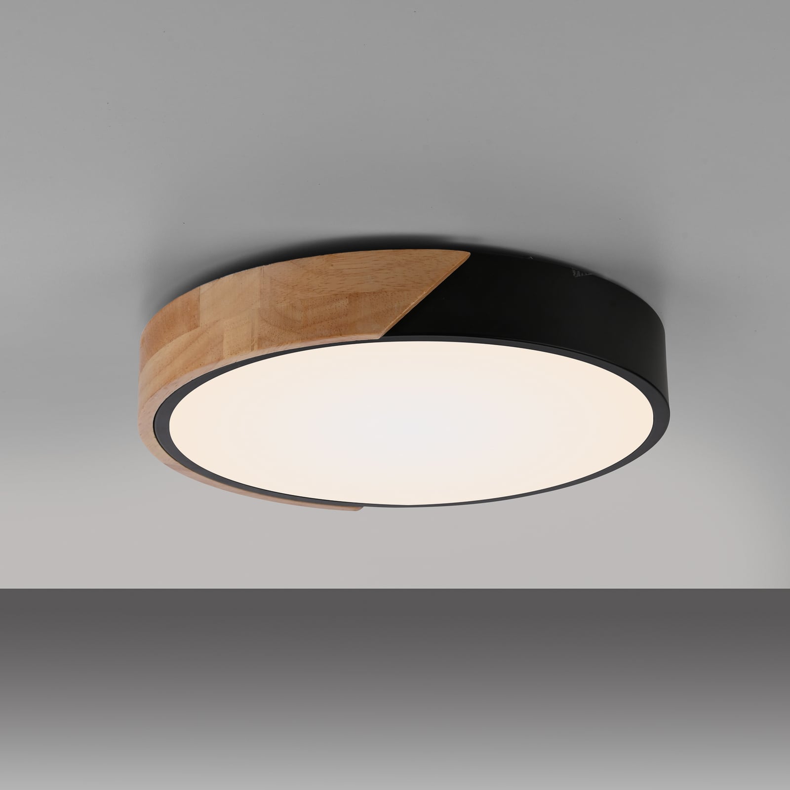 Nærbilde av tredetaljer på LED taklampe Bila svart tre Ø32 cm