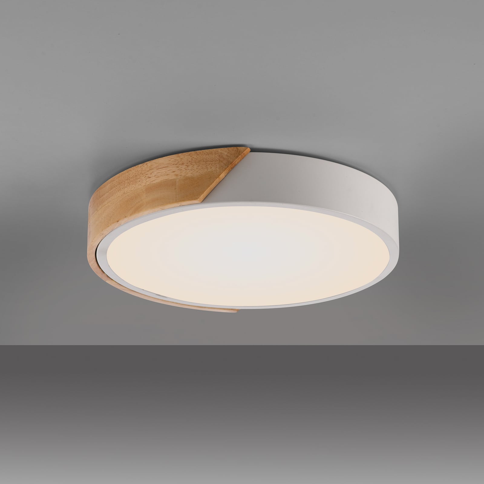 Nærbilde av treelementer på LED taklampe Bila tre og hvit Ø32 cm 24W varmhvit