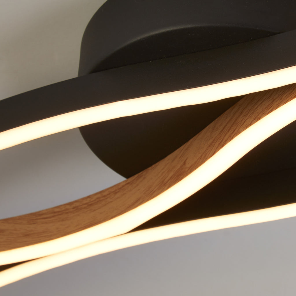 Nærbilde av LED taklampe Bloom Swirl svart/tre CCT dimbar