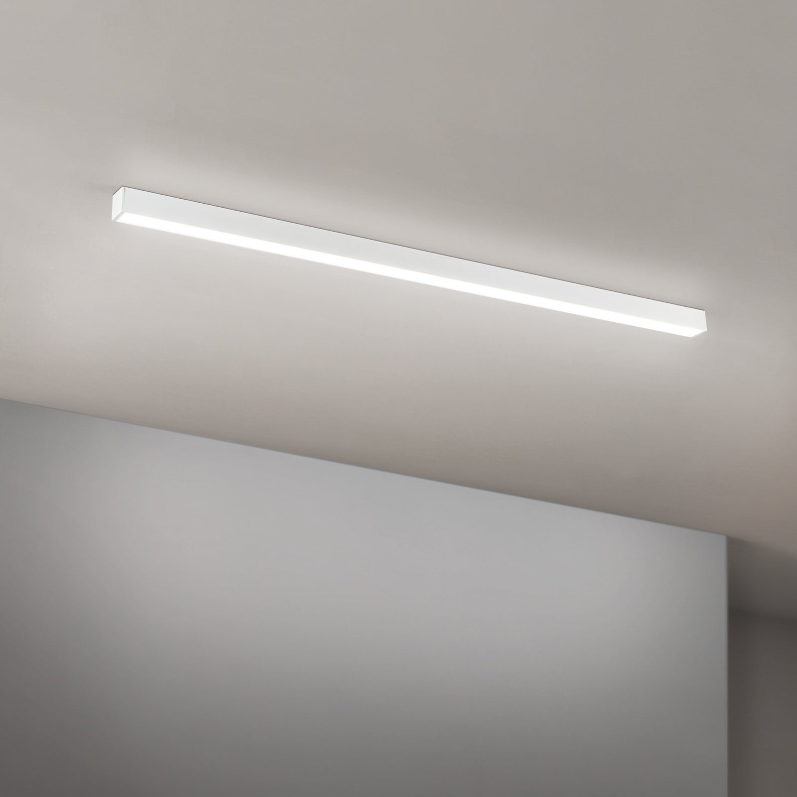 LED taklampe Bounce hvit aluminium CCT 113 cm 35W detalj av lysdiffusor