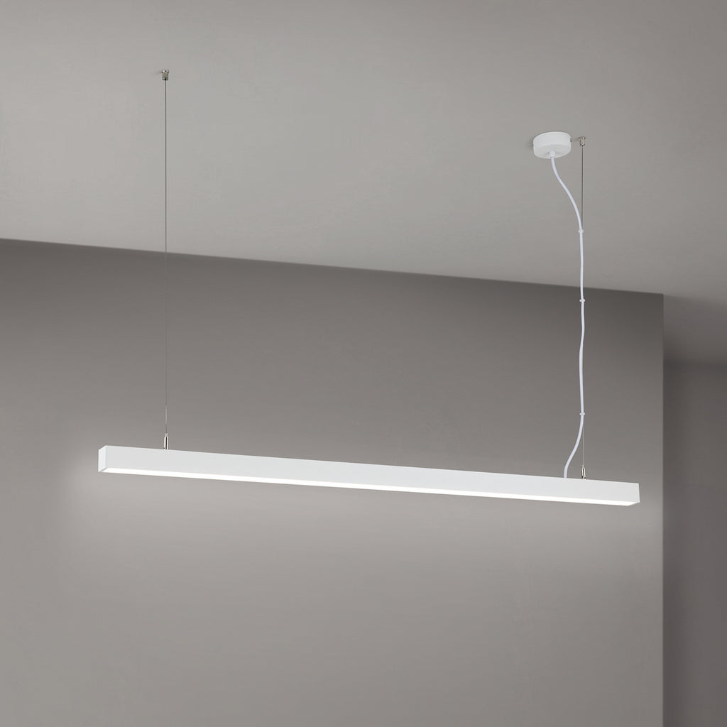 LED taklampe Bounce hvit aluminium CCT 113 cm 35W montert i rom