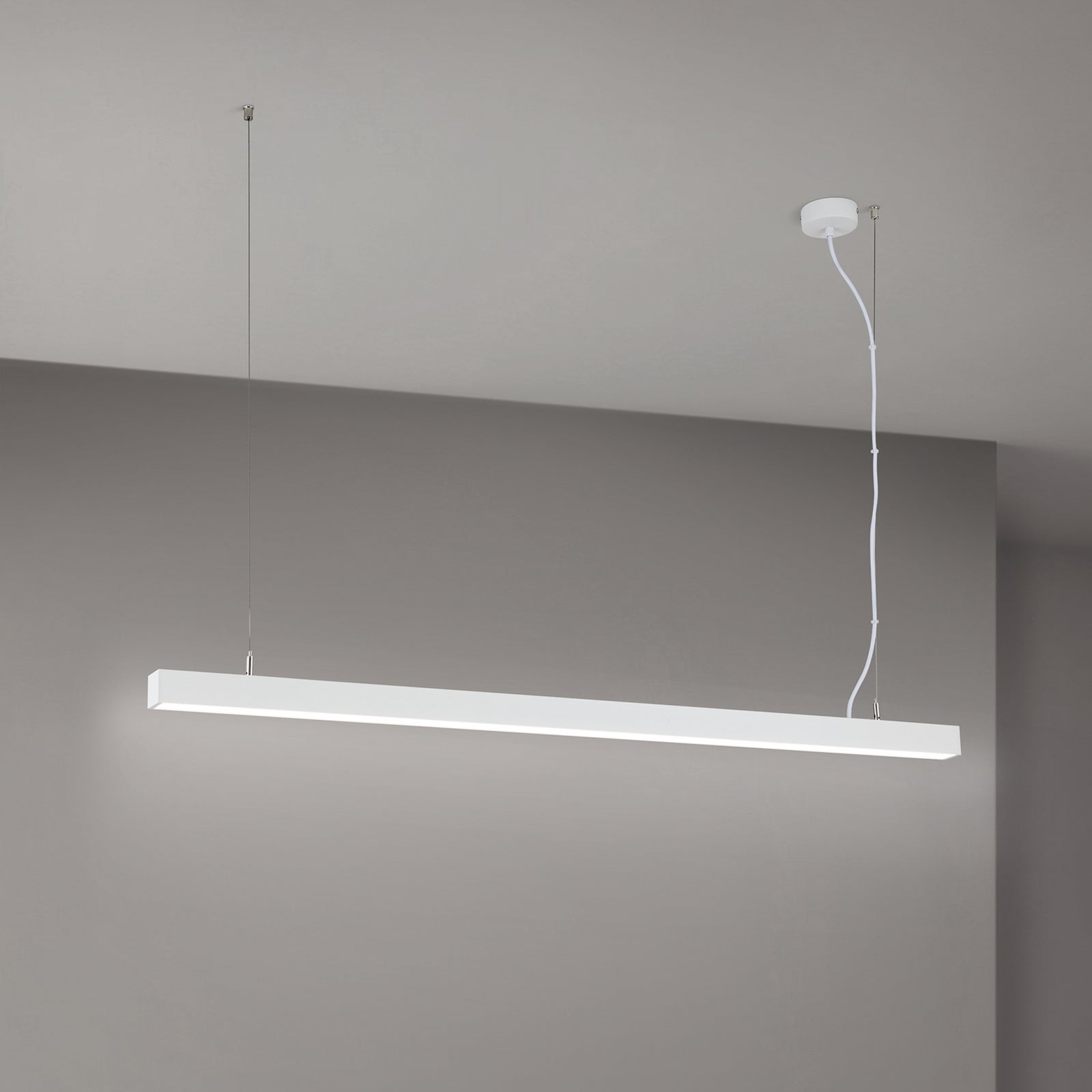 LED taklampe Bounce hvit aluminium CCT 113 cm 35W montert i rom