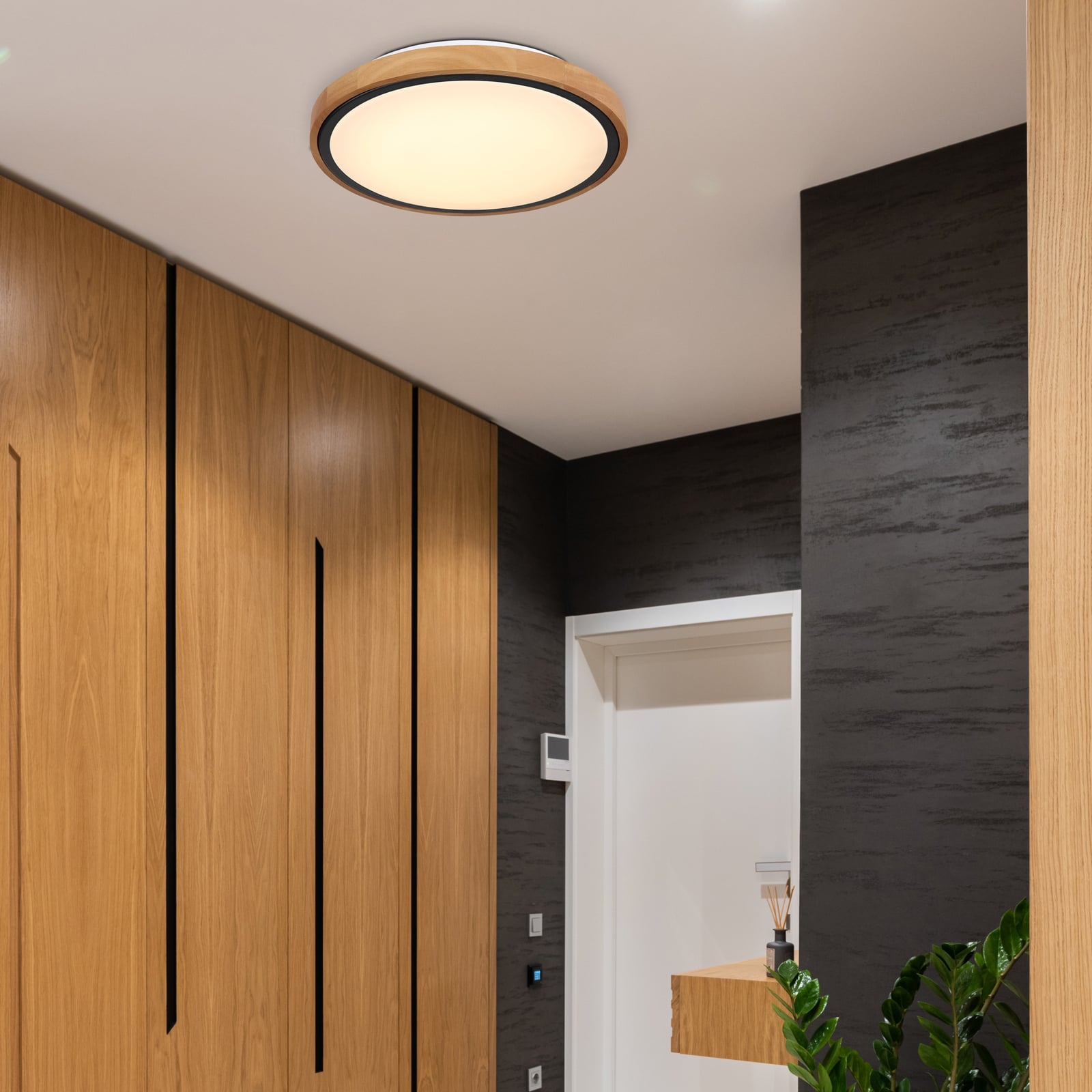 Bakside av LED taklampe Bruno med treramme CCT fra Globo