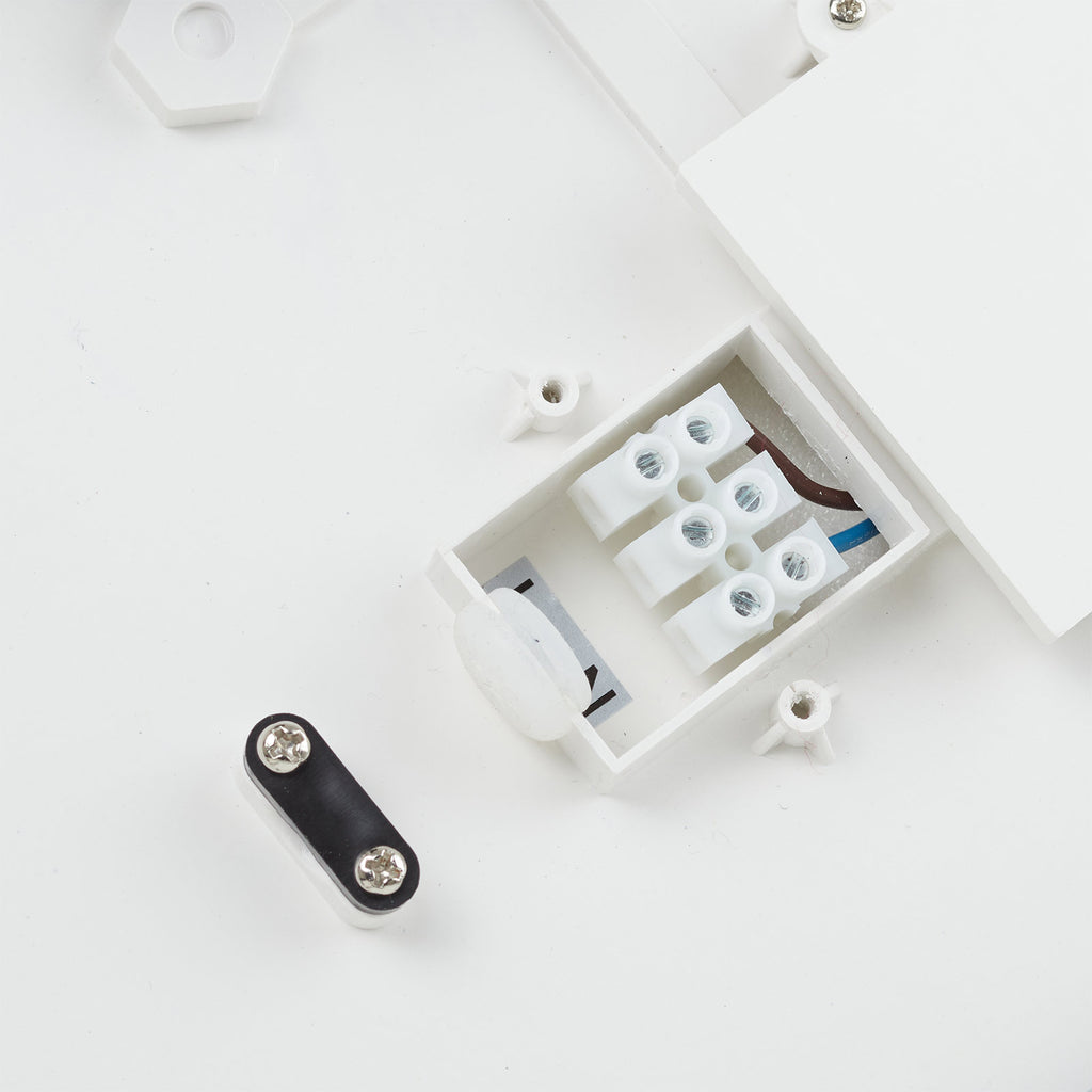 LED-taklampe Camillus kvadratisk dimbar 30x30 cm IP44 i bruk i baderom